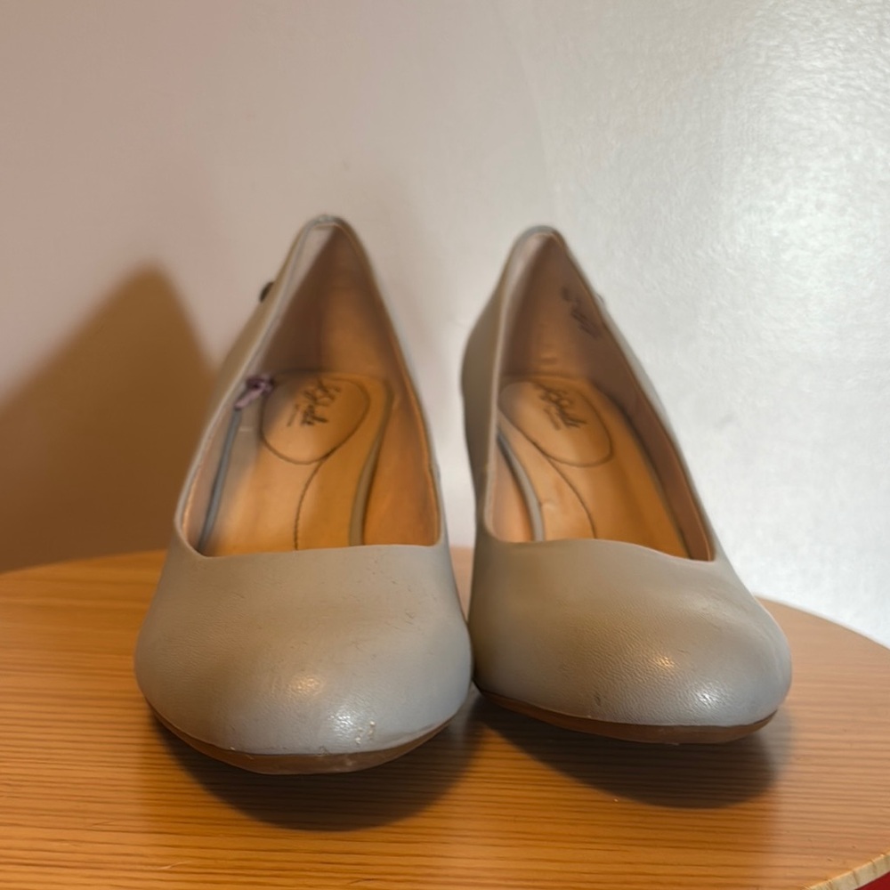Life Stride Gray Heels Classic Design